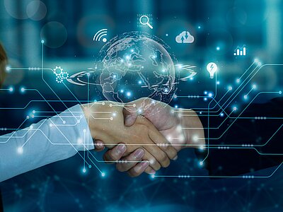  Im Vordergrund erstreckt sich eine transparente Welt als Darstellung von IT-Outsourcing, umgeben von Dienstleistungen. Im Hintergrund reichen sich eine Frau und ein Mann die Hände.