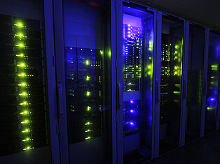 Beleuchtete Serverracks Leuchtender Serverschrank im Dunkeln